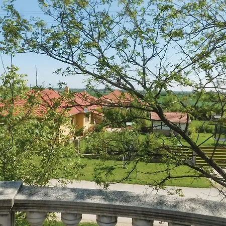 Διαμέρισμα Awesome In W/ Wifi, 4 Bedrooms And Outdoor Swimming Pool Kapolnasnyek