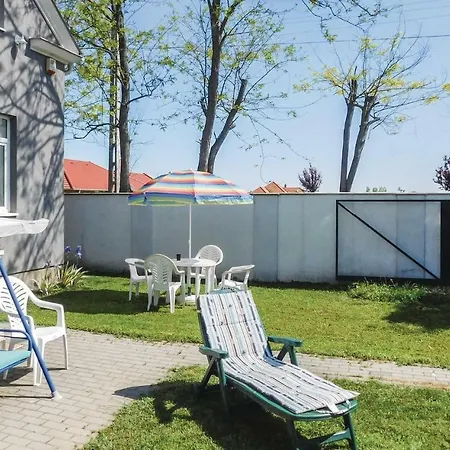 Apartment Awesome In W/ Wifi, 4 Bedrooms And Outdoor Swimming Pool Kapolnasnyek