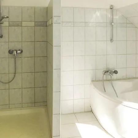 Awesome In W/ Wifi, 4 Bedrooms And Outdoor Swimming Pool Διαμέρισμα Kapolnasnyek