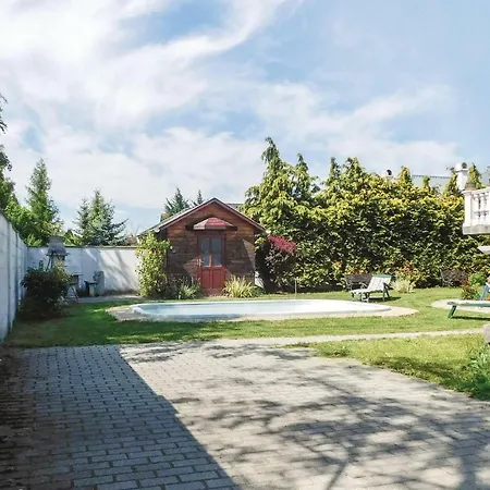 Διαμέρισμα Awesome In W/ Wifi, 4 Bedrooms And Outdoor Swimming Pool